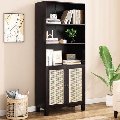 Bibliothèque à 5 niveaux avec portes en noyer pour le salon et le bureau présentant des plantes et des objets décoratifs