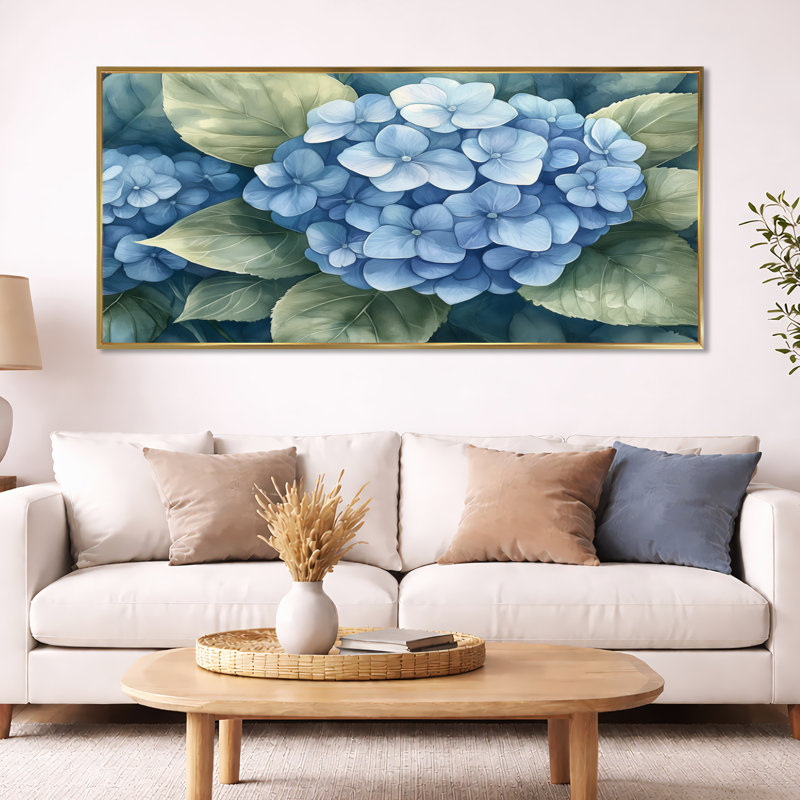 Hydrangées bleues proches I - décoration murale florale bleue, H 28 po x l 60 po, Cadre flottant doré