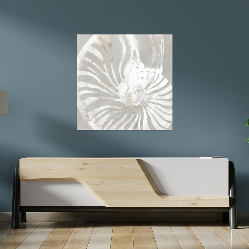 «Seashell Close Up I», art contemporain abstrait côtier élégant, H 36 po x l 36 po