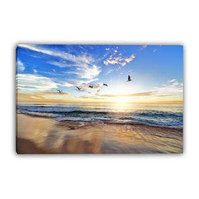 «Sunrise Serenity - Seagulls on the Shore», art sur toile