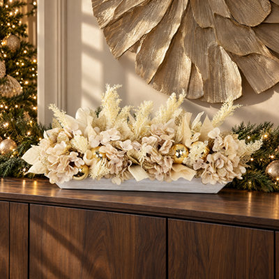Centre de table des fêtes avec hortensias, pampas et ornements