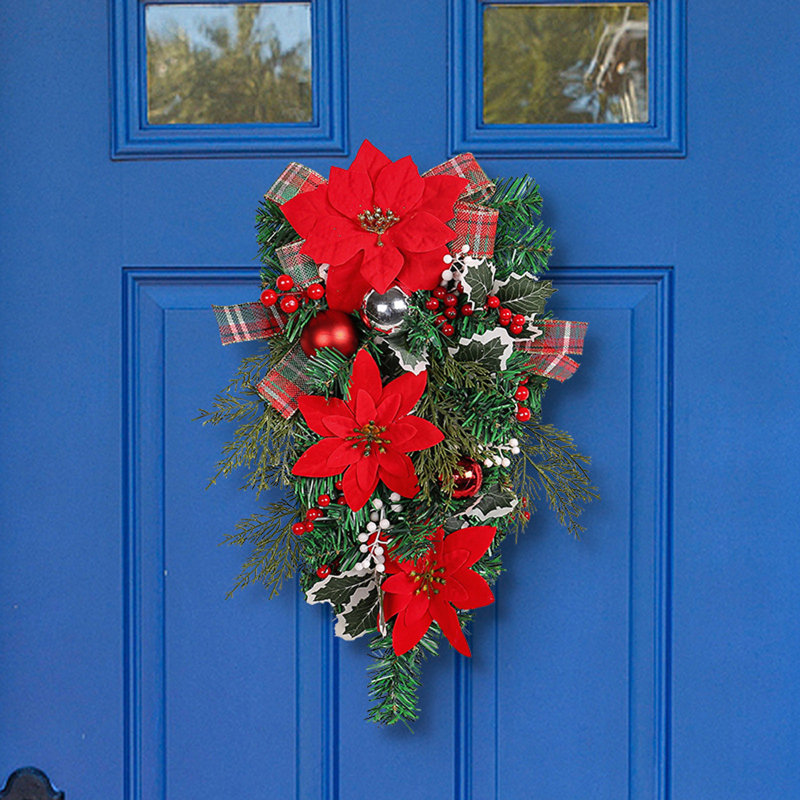 Fleurs de Noël suspendues à l'envers, arbres, couronnes à rayures rouges et vertes, centres commerciaux suspendus, hôtels, couronnes de Noël
