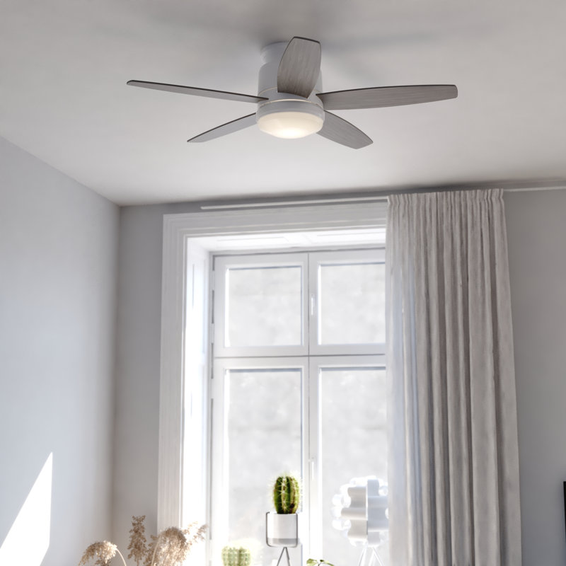 Ventilateur de plafond transitionnel d'intérieur à profil bas de 44 po avec pales en hickory réversible noir-brun Gurmaan, ensemble d'éclairage à DEL à intensité variable et télécommande, 3 vitesses, abat-jour en verre blanc