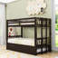Lit superposé simple au-dessus d'un lit simple en bois avec lit gigogne convertible-669047274