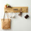 Tablette avec crochets de rangement en bois