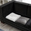 Velours noir, style contemporain, accoudoirs carrés, clous argentés, sièges à ressorts, housses de coussin amovibles, rangement sous l'assise, canapé deux places, accoudoirs modernes, matelas à ressorts ensachés lavable à la machine