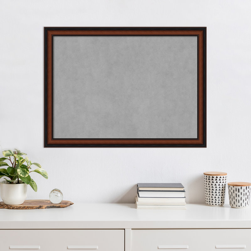 Tableau magnétique encadré étroit noyer de Chypre, H 23 po x l 31 po
