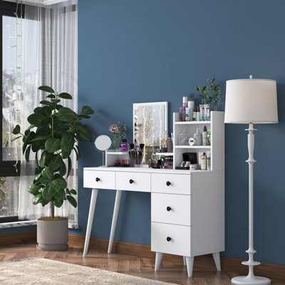 Make-Up Table