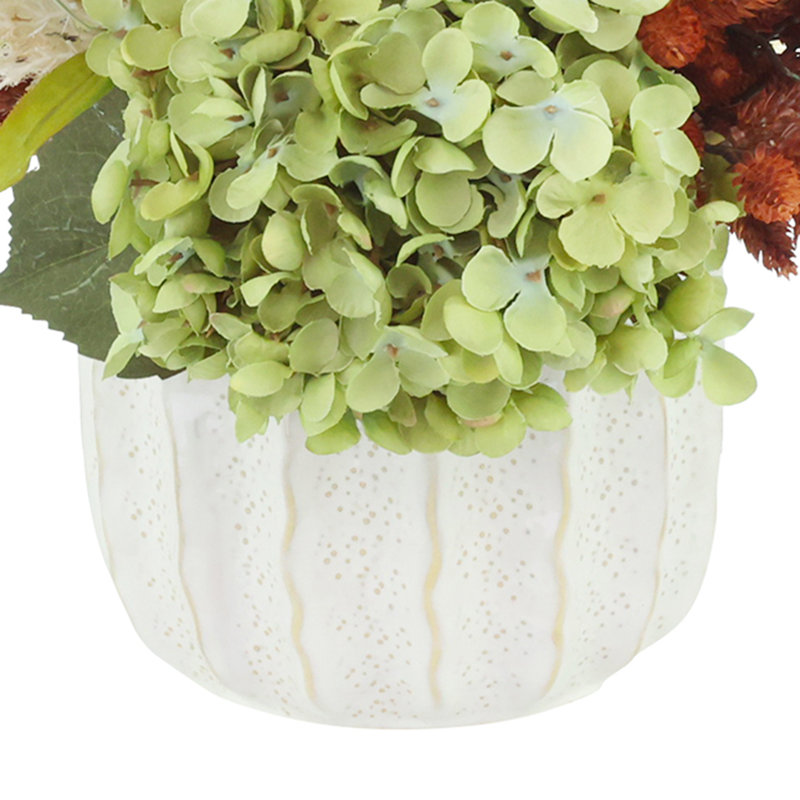 Centre de table d'automne avec hortensias, bruyère et pampas