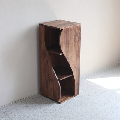 Armoire en bois massif de style Wabi-Sabi