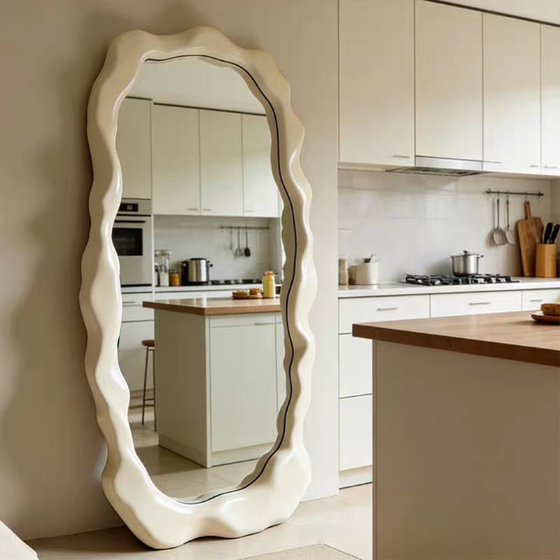 Miroirs pleine grandeur en bois manufacturé de forme libre, 70.87" H x 35.43" W