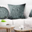Champignon sur une surface en cuir - coussin à imprimé paysage-1151491065-1151491046