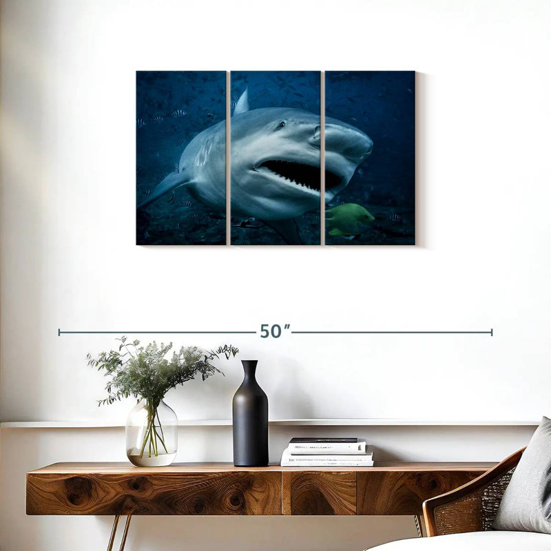 Requin-taupe en action, H 20 po x l 33 po
