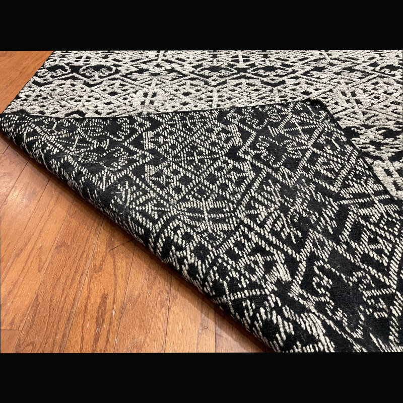 Tapis géométrique noir / blanc en laine noué à la main 6 pi 10 po x 9 pi 9 po Geometric