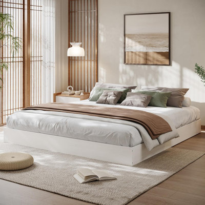 Structure de lit plateforme en bois très grand avec lattes de bois, design minimaliste, blanc