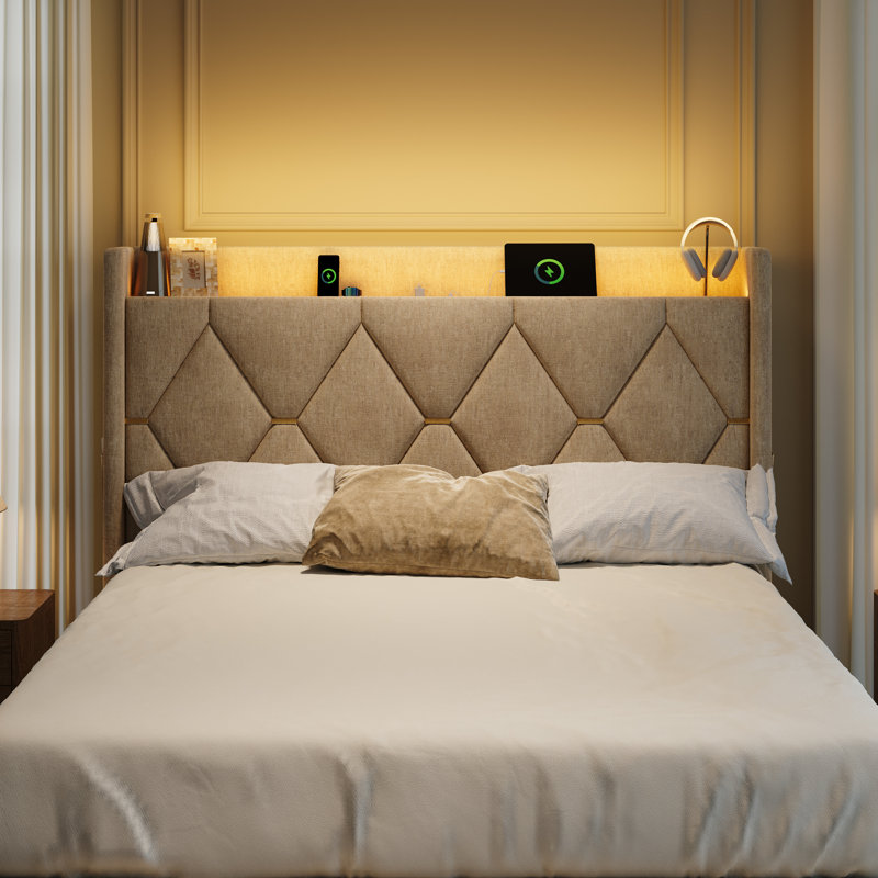 Lit plateforme capitonné avec grands tiroirs de rangement au pied du lit, tablette ouverte dans la tête de lit, éclairage DEL, chargement USB-C, sans sommier, disponible en chenille ou en velours hollandais, format Queen