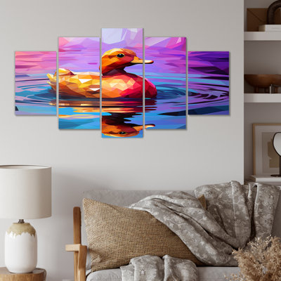 Canard jaune sur un lac mauve