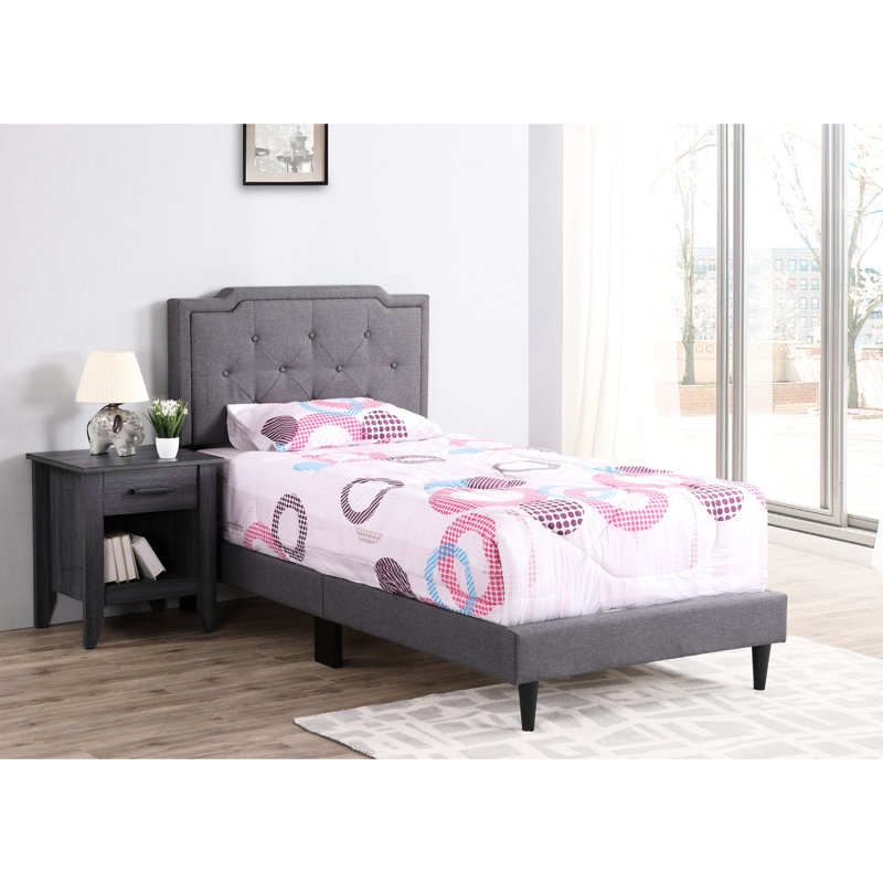 Lit simple gris avec rembourrage en mousse pour plus de confort