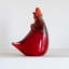 Objet décoratif abstrait en verre rouge-502402341