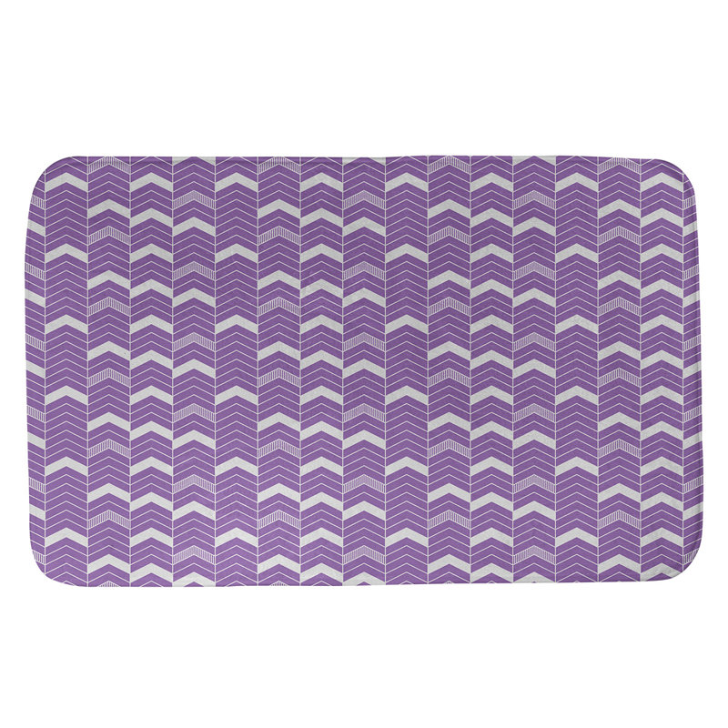 Tapis pour salle de bain lineed chevrons Stephenie, l 21 po x L 34 po, Violet / ivoire