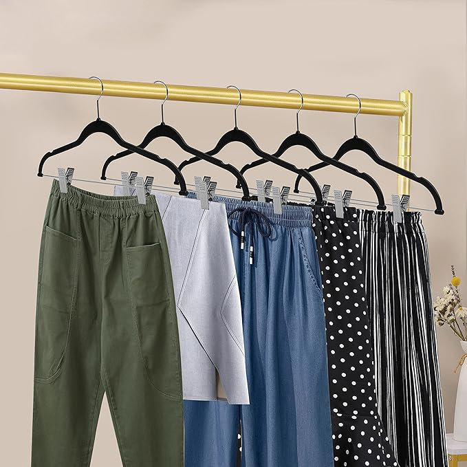 Cintre mince en plastique noir de qualité avec pinces en métal pour jupes, pantalons avec crochet pivotant, paquet de 80