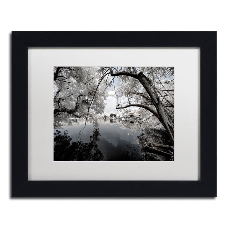 Cosey "White Foliage" par Philippe Hugonnard, reproduction de photo encadrée, H 16 po x l 20 po x P 0,5 po, Blanc