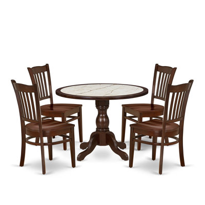 L'ensemble de table 5 pièces comprend une table à piédestal et 4 chaises à dossier à lattes, finition acajou.