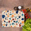 Planche à découper en verre au motif terrazzo vibrant, idéale pour décorer une cuisine ou une salle à manger moderne-114446828