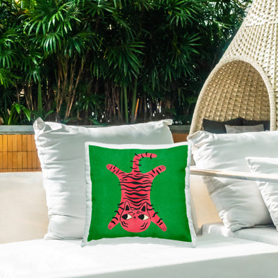 Coussin d'extérieur imprimé fantaisiste par Carrie Cantwell