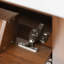 Meuble-lavabo de 60 po avec lavabo double, grand espace de rangement avec 2 plateaux rabattables / 4 tiroirs rabattables et 4 portes à fermeture douce, pieds en bois massif et métal argenté, brun-687525673
