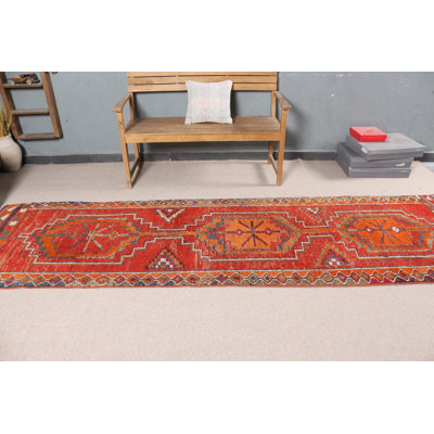 Découvrez ce tapis de couloir turc vibrant, idéal pour ajouter une touche de chic bohémien à votre couloir