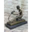 Sculpture fille Falken Chipare avec perroquet