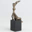 L 6,89 pouces de bronze Hare assis seul (bronze) en bronze coulé à froid