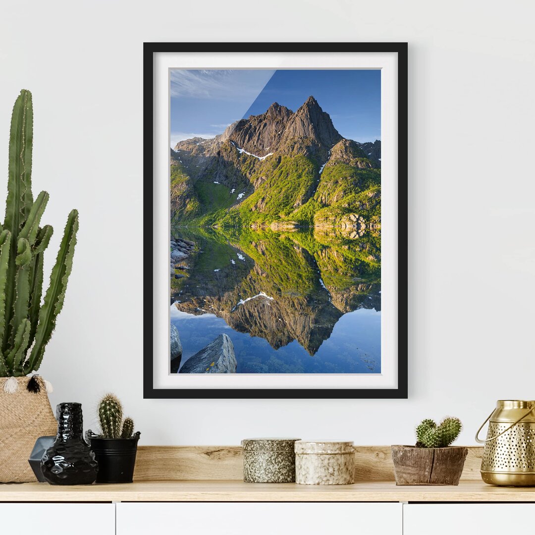 Gerahmtes Papierbild Berglandschaft mit Wasserspiegelung in Norwegen