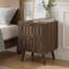 Ensemble de table de chevet 2 pièces avec design rainuré moderne, rangement en bois massif, finition noyer