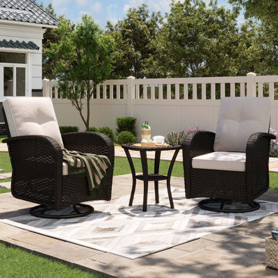 Ensemble de meubles de patio 3 pièces en osier, chaise berçante pivotante en osier avec coussins et table d'appoint en rotin pour le jardin, la cour et le porche