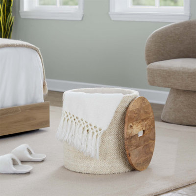 Repose-pieds en laine et bois de manguier tissés à la main, parfait pour les intérieurs modernes et polyvalents