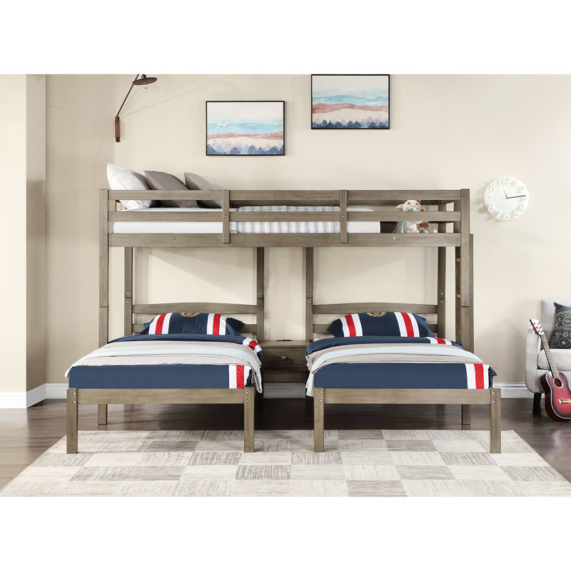 Triple lit simple de conception transitionnelle, structure en bois massif gris chaud, réversible, table de chevet encastrée avec port, barrières de sécurité, lit de style matelas, construction, prise de courant et barrières de sécurité pour