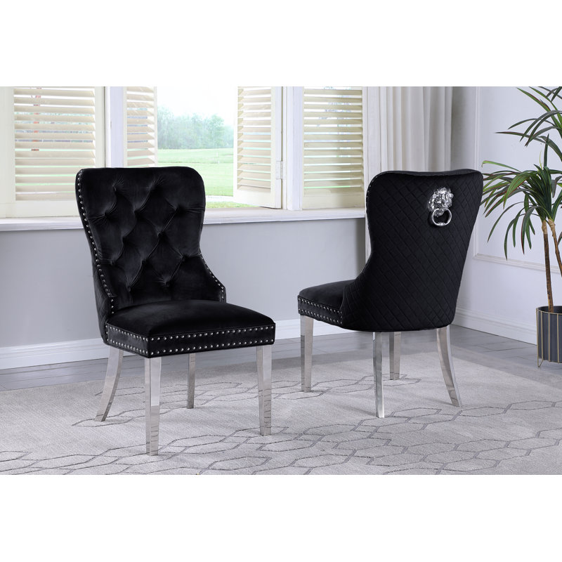 62AD737B6267402DA22092DACECEEB09 Chaise d'appoint Marisella en tissu de velours noir avec pieds chromés et poignée de lion