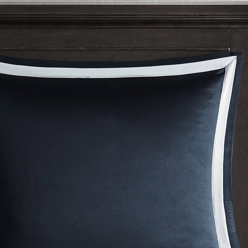 Édredon 8 pièces en bleu marine / argent. Tissage de médaillon exquis. Rempli. Comprend un édredon, des taies décoratives européennes, des coussins décoratifs et une jupe de lit. Lavable à la machine pour un entretien facile. Bleu marine / argent. Élégant. . 1 2
