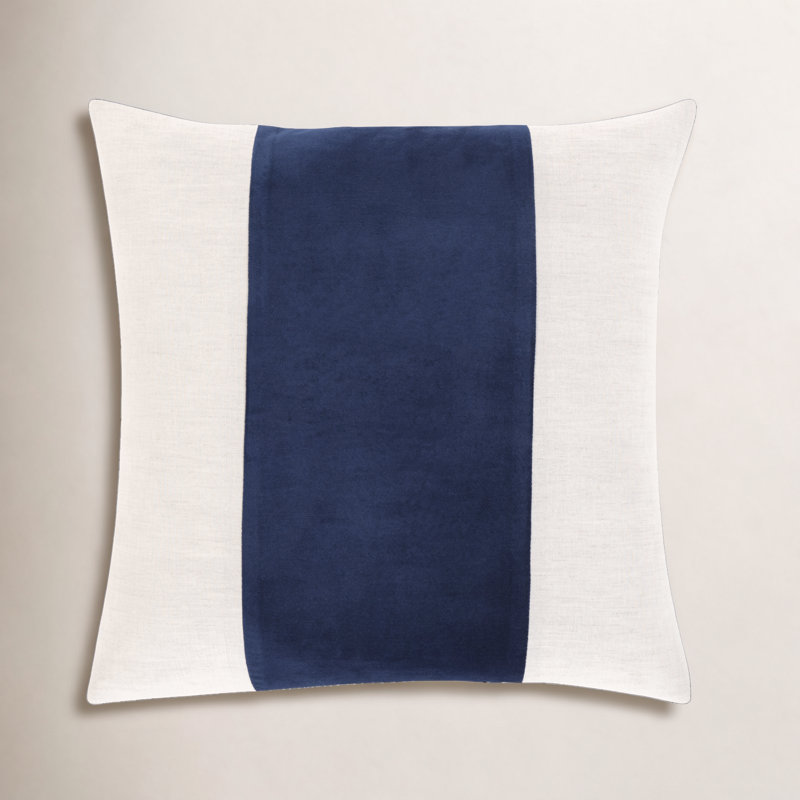 Housse de coussin Kat, 22 po x 22 po, Bleu marine / Ivoire, Polyester/ bourre en polyester