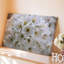 Toile, vue rapprochée de fleurs de cerisier blanches délicates disposées dans une formation en cascade présentant leurs détails complexes, reproduction d'art sur toile-780854457