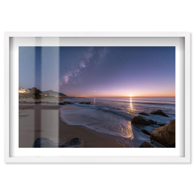 Décoration murale Cosmic Coastline I Shadowbox Print Sunset par Notoriart, cadre blanc, 55 x 37