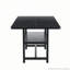 Une table de salle à manger de 71 x 35,4 pouces avec un plateau habilement assemblé par quatre panneaux de fibres à densité moyenne noirs texturés. Il y a une plateforme de rangement de 43,3 x 19,7 sous le bureau. Très approprié pour les réunions de famille-129390091