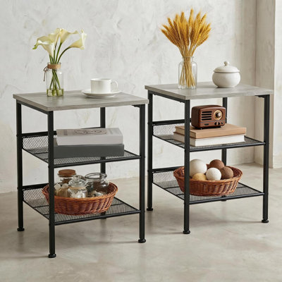 Ensemble de 2 tables de bout industrielles carrées à 3 niveaux - Structure en métal robuste - Tablettes en filet - Table de chevet ou table d'appoint rustique - Polyvalent pour le salon ou la chambre à coucher - Gris clair