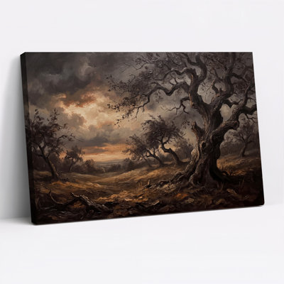 Toile sombre noueuse sous un ciel orageux