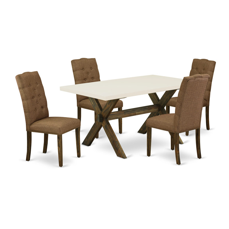 L'ensemble de salle à manger 5 pièces comprend une table de salle à manger rectangulaire avec des pieds en X et 4 chaises rembourrées en tissu brun, jacobin vieilli