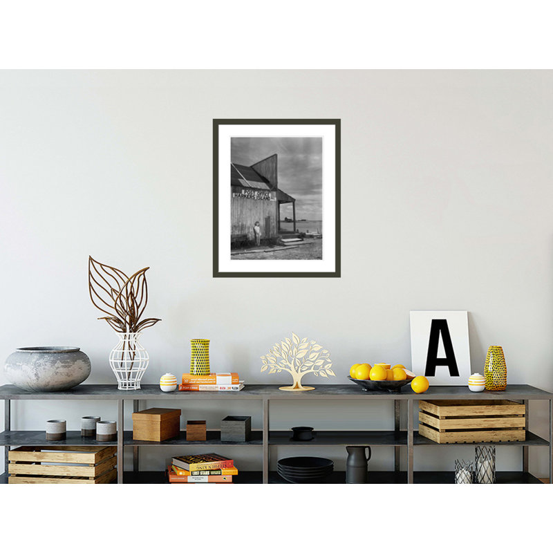 «Harkers Island Post Office North Carolina» par Hugh Morton, impression giclée encadrée, H 29,22 po x l 23,5 po