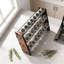 Étagère à épices en bois à 3 niveaux avec 24 pots en verre et 180 étiquettes, armoire inclinée ou support à épices mural pour cuisine, garde-manger, comptoir