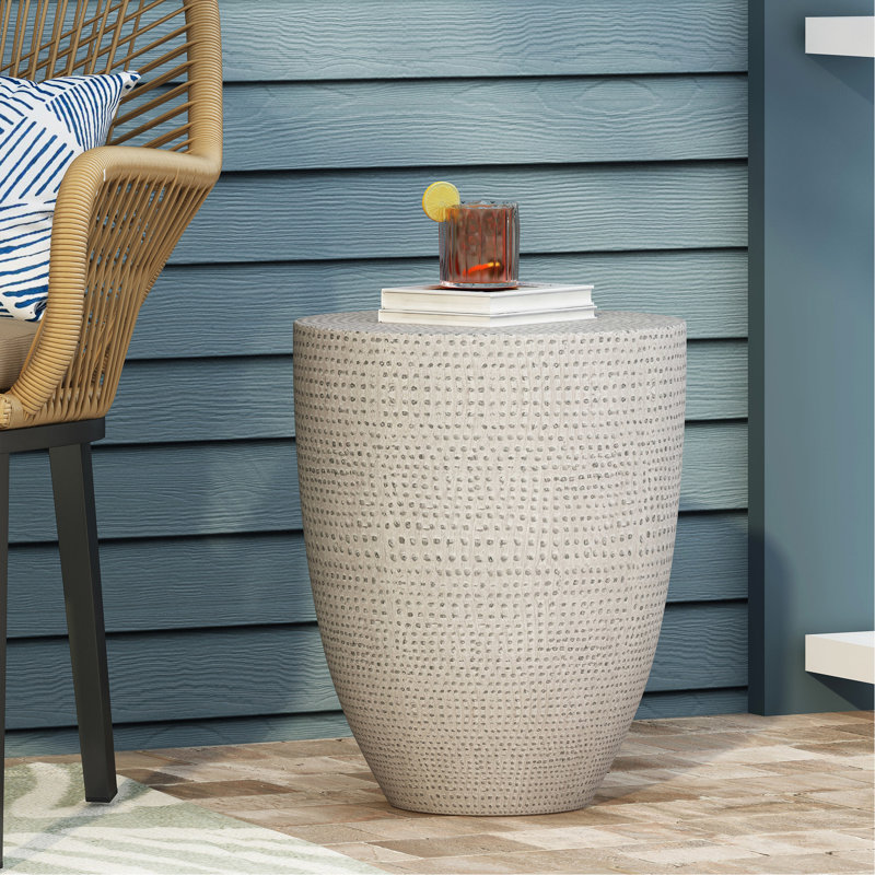 Table d'appoint moderne en béton léger avec une surface lisse et chic pour les espaces intérieurs